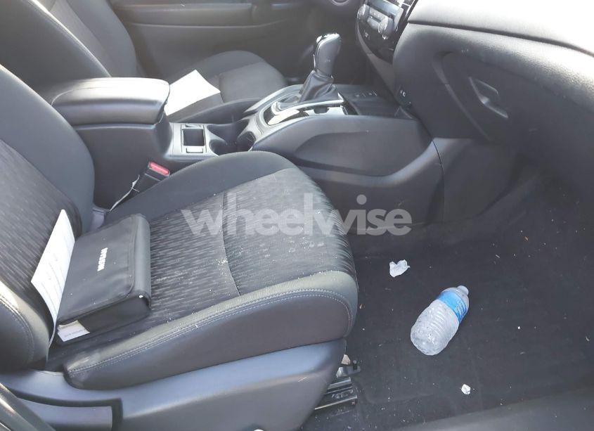 Photo 5 of 2019 Nissan Rogue SV (VIN 5N1AT2MV2KC837939)