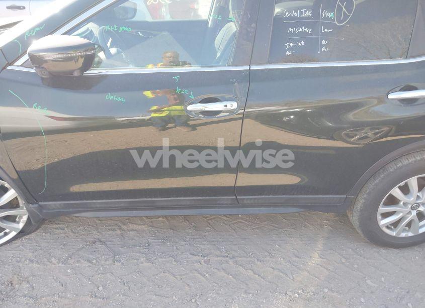 Photo 14 of 2018 Nissan Rogue SV (VIN 5N1AT2MV3JC727352)