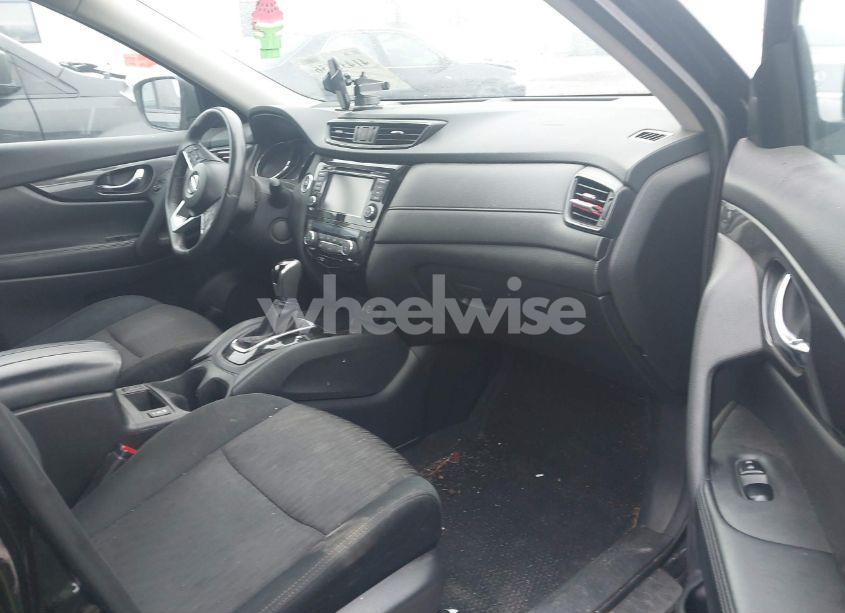 Photo 5 of 2018 Nissan Rogue SV (VIN 5N1AT2MV4JC747142)