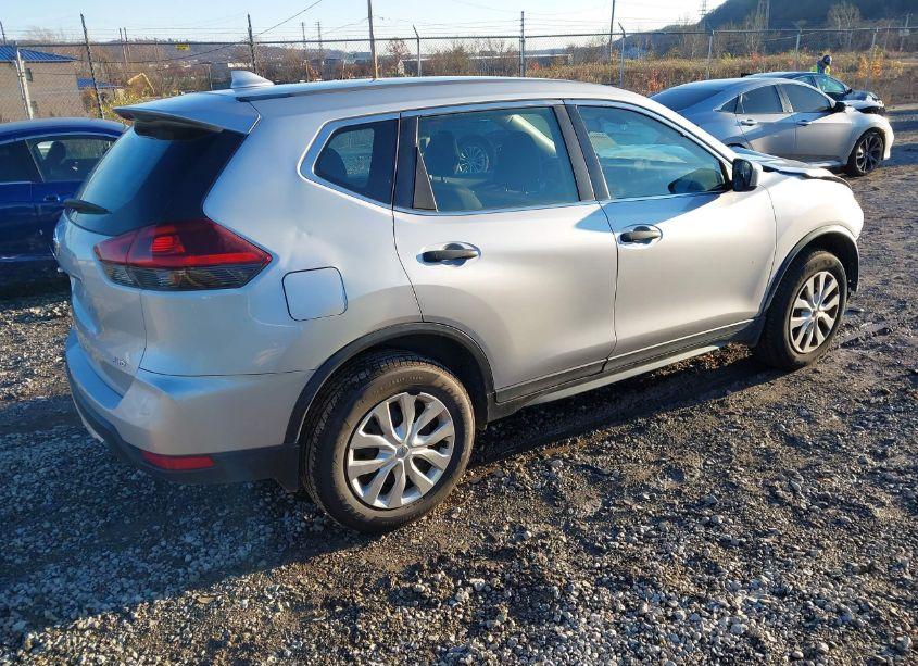 Photo 4 of 2019 Nissan Rogue S (VIN 5N1AT2MV4KC812475)