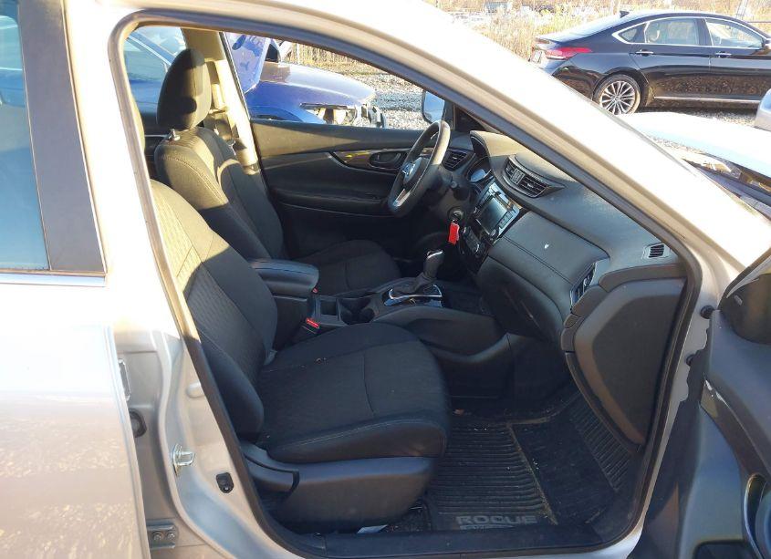 Photo 5 of 2019 Nissan Rogue S (VIN 5N1AT2MV4KC812475)