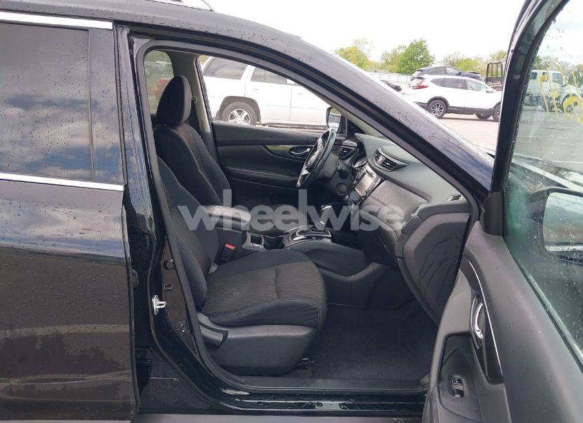 Photo 5 of 2017 Nissan Rogue SV (VIN 5N1AT2MV5HC848927)