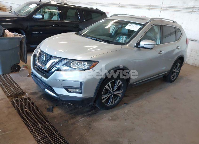 Photo 2 of 2018 Nissan Rogue SL (VIN 5N1AT2MV5JC839537)