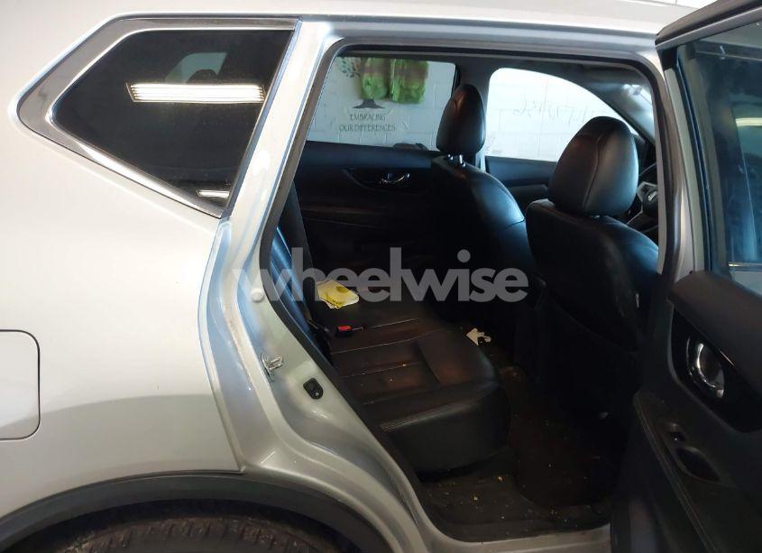 Photo 8 of 2018 Nissan Rogue SL (VIN 5N1AT2MV5JC839537)