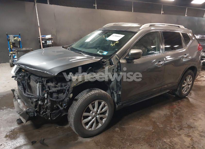 Photo 2 of 2019 Nissan Rogue SV (VIN 5N1AT2MV5KC703927)