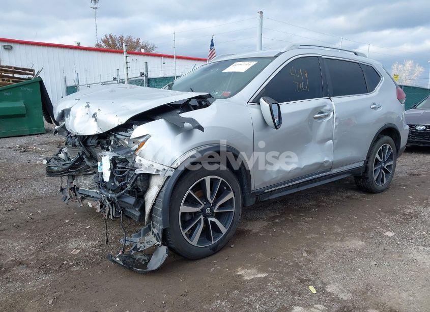 Photo 2 of 2019 Nissan Rogue SL (VIN 5N1AT2MV5KC753243)