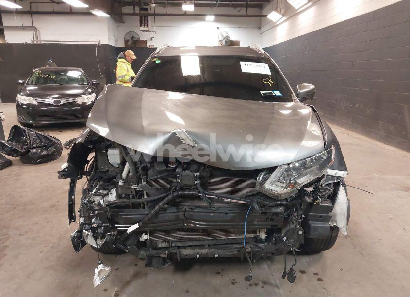 Photo 13 of 2019 Nissan Rogue SV (VIN 5N1AT2MV5KC772486)