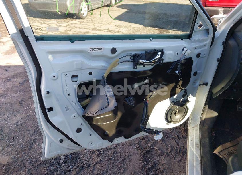 Photo 22 of 2018 Nissan Rogue S (VIN 5N1AT2MV6JC737728)