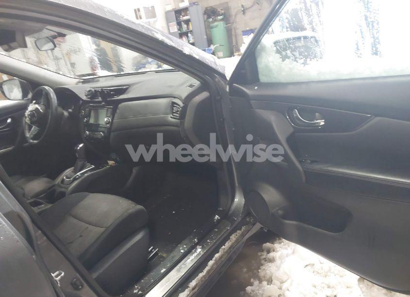 Photo 5 of 2018 Nissan Rogue SV (VIN 5N1AT2MV6JC766470)