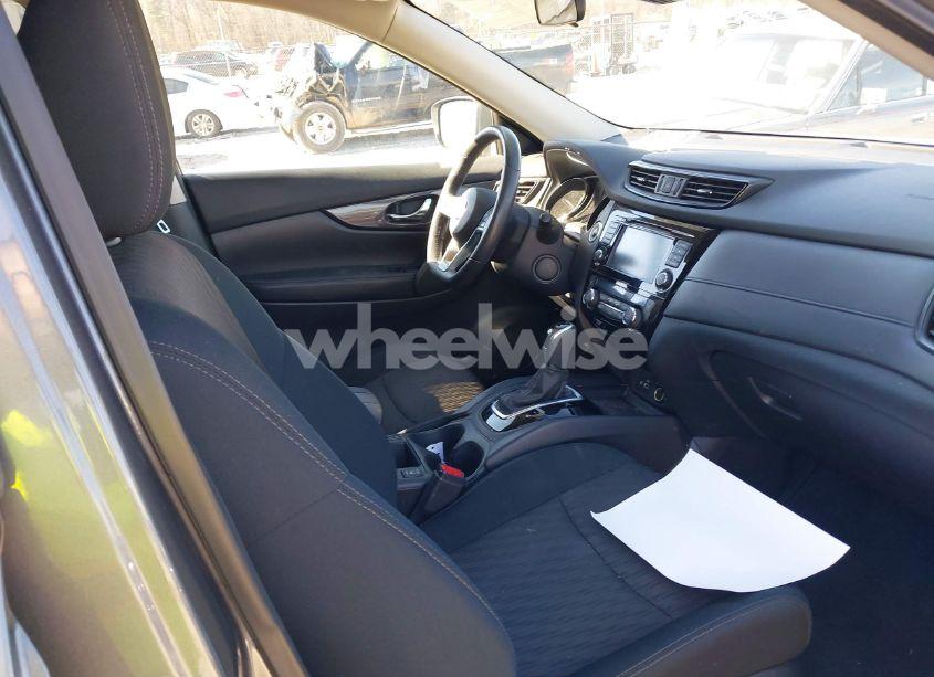 Photo 5 of 2019 Nissan Rogue SV (VIN 5N1AT2MV6KC771671)