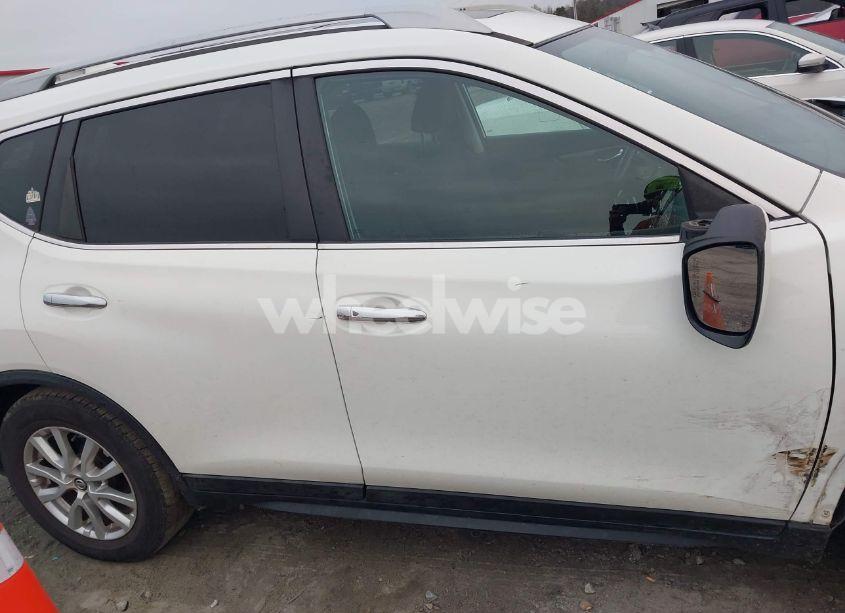 Photo 13 of 2017 Nissan Rogue SV (VIN 5N1AT2MV8HC751950)