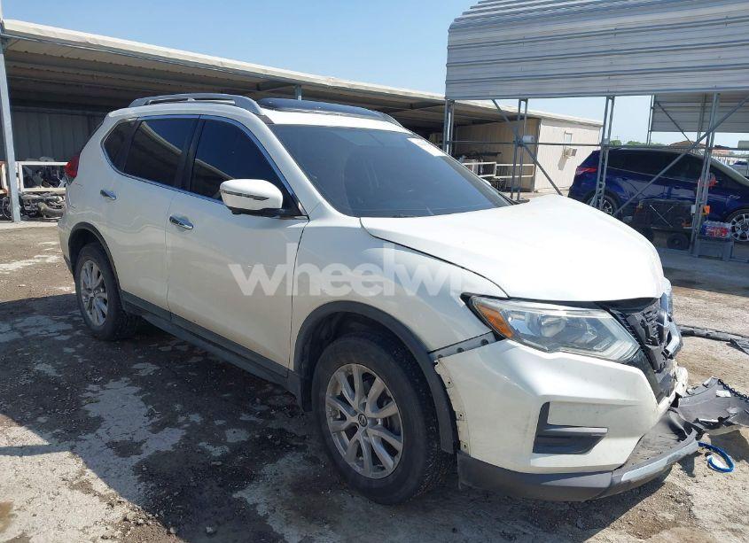 2017 Nissan Rogue SV (VIN 5N1AT2MV8HC814318) main photo