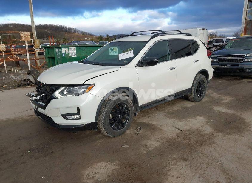 Photo 2 of 2018 Nissan Rogue SV (VIN 5N1AT2MV8JC724236)