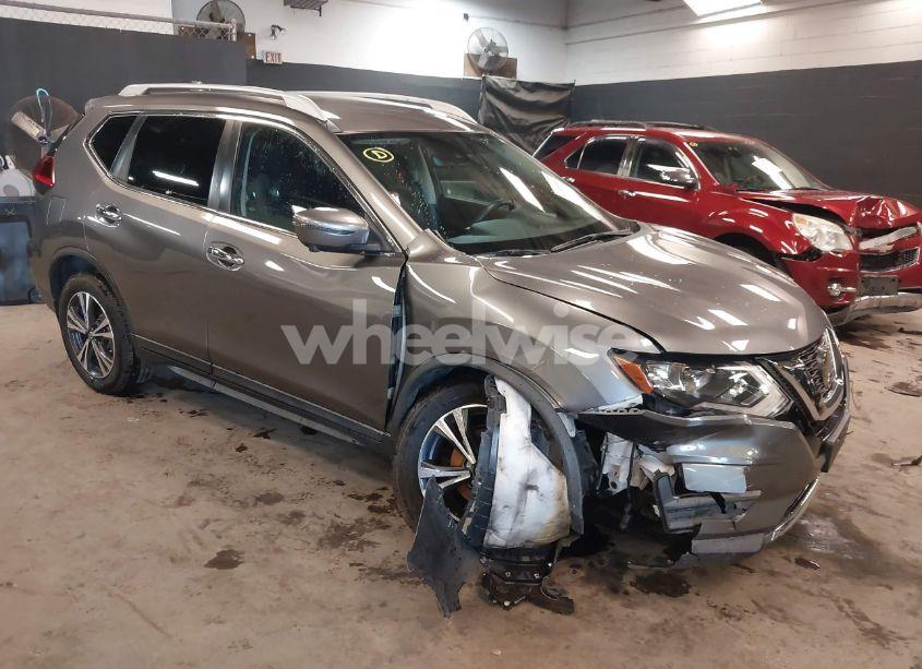 2019 Nissan Rogue SV (VIN 5N1AT2MV8KC769761) main photo