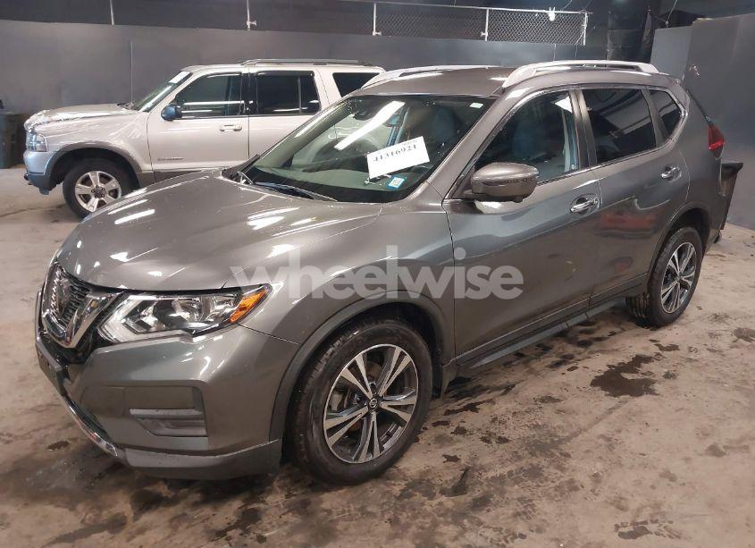 Photo 2 of 2019 Nissan Rogue SV (VIN 5N1AT2MV8KC769761)