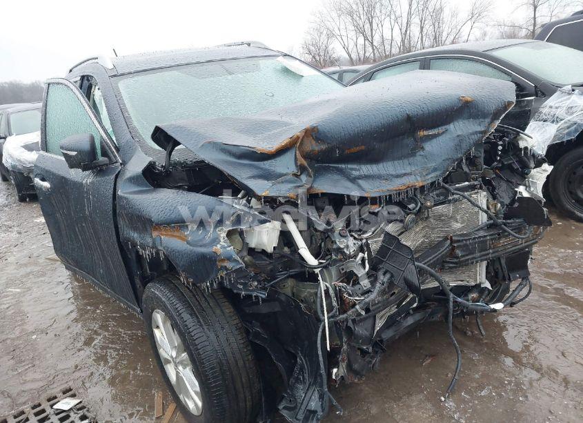 2015 Nissan Rogue SV (VIN 5N1AT2MV9FC793637) main photo