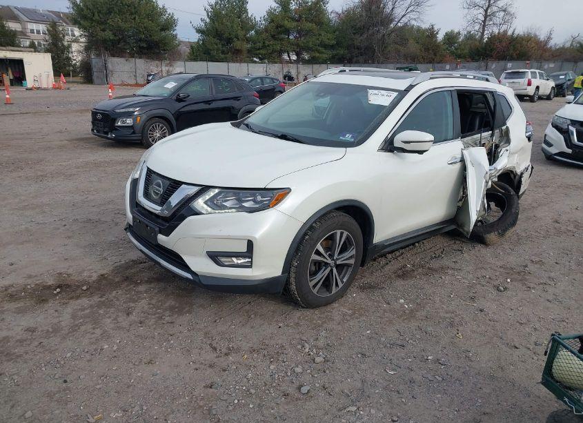 Photo 2 of 2017 Nissan Rogue SL (VIN 5N1AT2MV9HC779739)