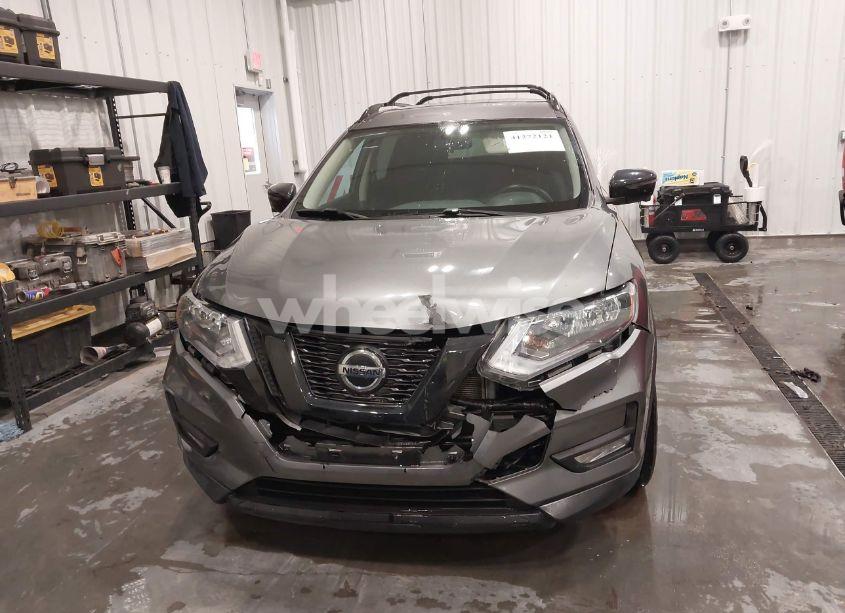 Photo 12 of 2018 Nissan Rogue SV (VIN 5N1AT2MVXJC735626)