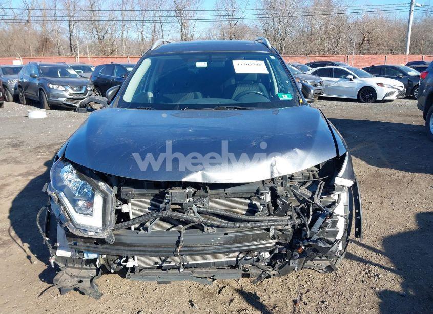 Photo 12 of 2018 Nissan Rogue SV (VIN 5N1AT2MVXJC758209)