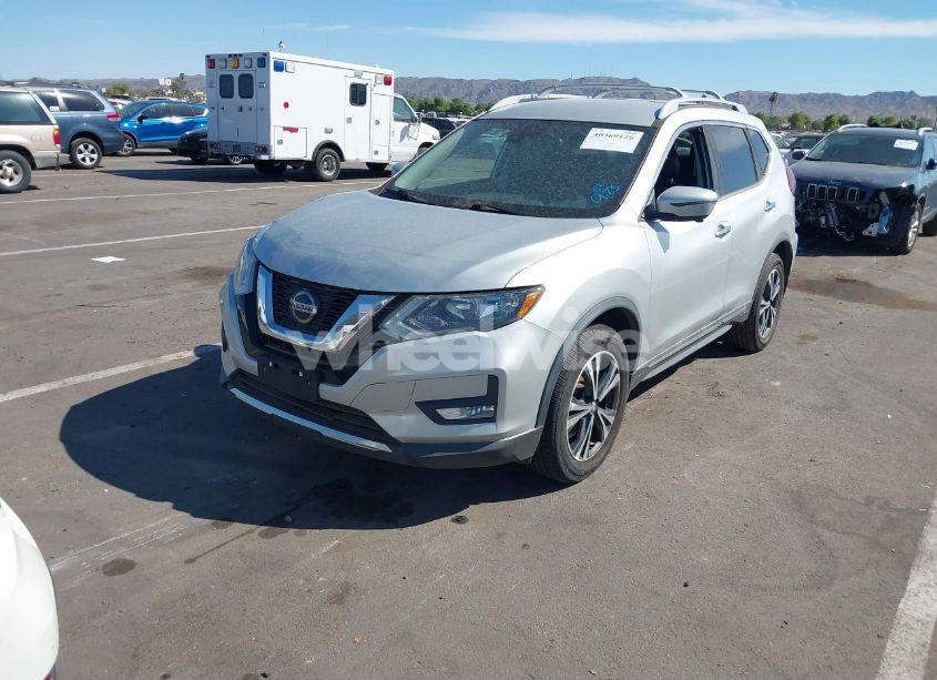 Photo 2 of 2018 Nissan Rogue SL (VIN 5N1AT2MVXJC824726)