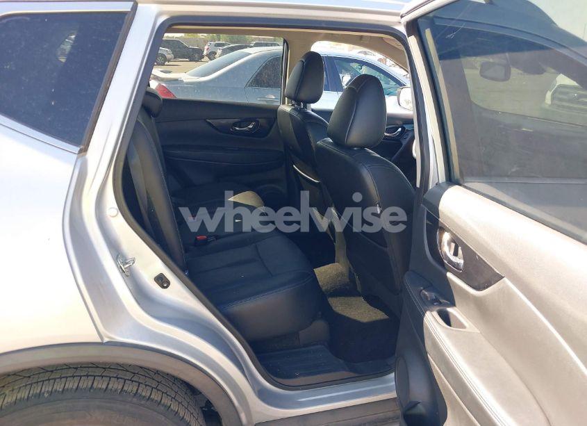 Photo 8 of 2018 Nissan Rogue SL (VIN 5N1AT2MVXJC824726)