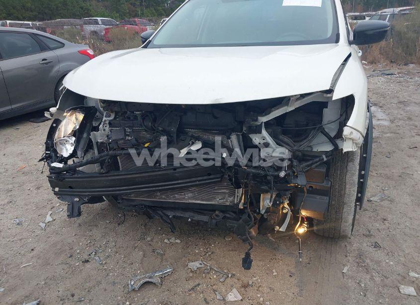 Photo 6 of 2018 Nissan Rogue SV (VIN 5N1AT2MVXJC827173)