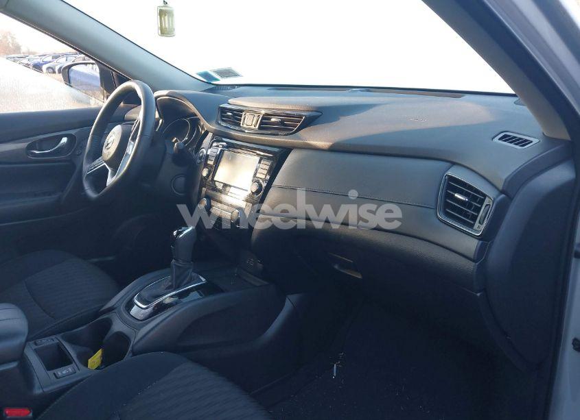 Photo 5 of 2018 Nissan Rogue SV (VIN 5N1AT2MVXJC832258)