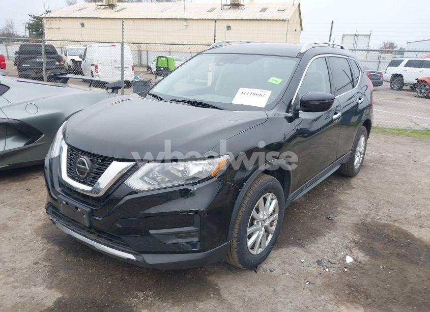 Photo 2 of 2019 Nissan Rogue SV (VIN 5N1AT2MVXKC702143)