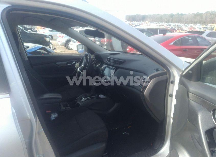 Photo 5 of 2019 Nissan Rogue SV (VIN 5N1AT2MVXKC704832)