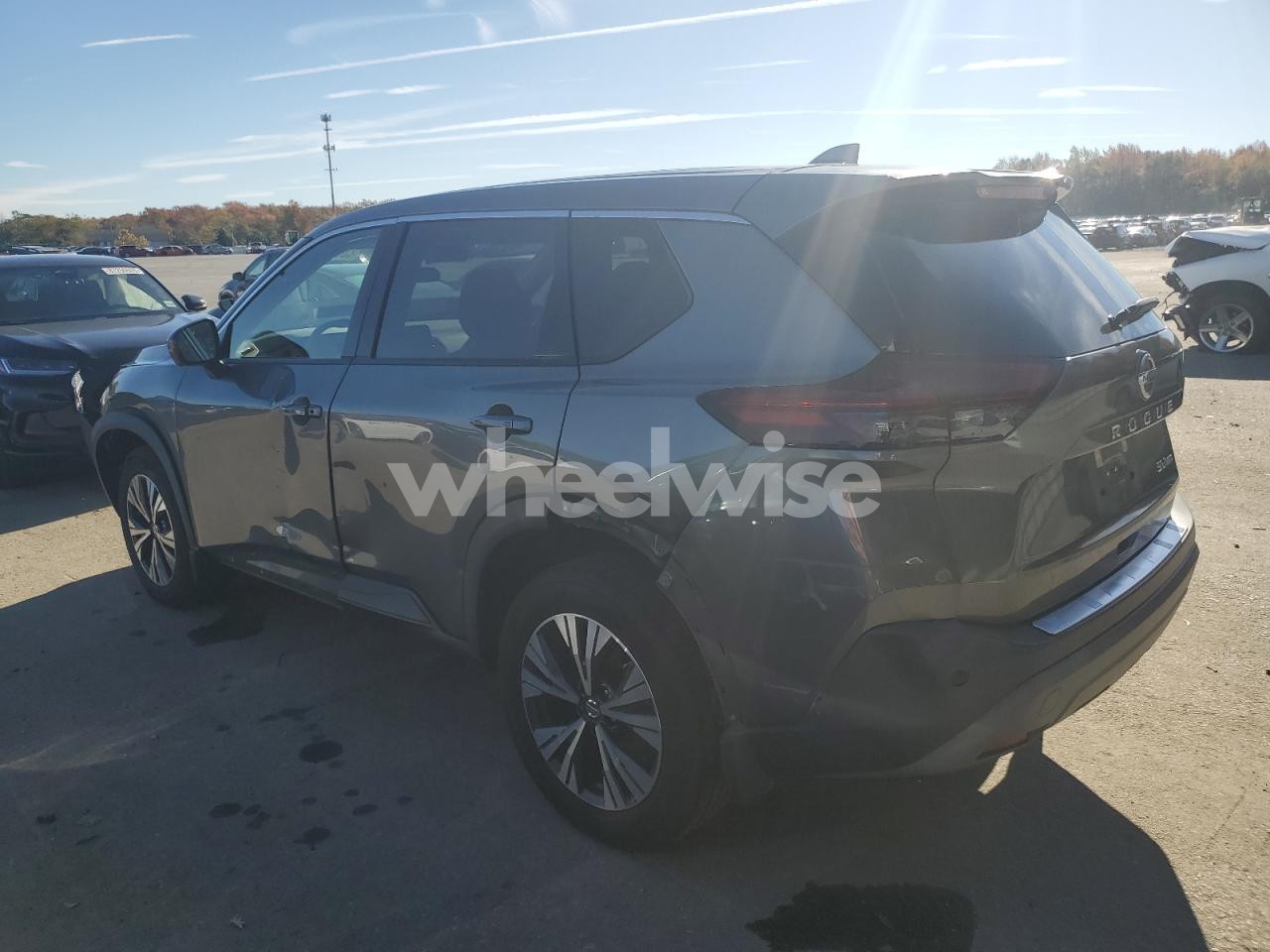 Photo 2 of 2021 NISSAN ROGUE SV (VIN 5N1AT3BBXMC697978)