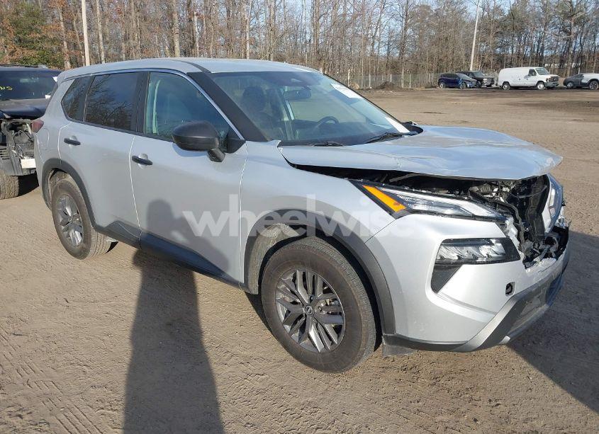 2024 Nissan Rogue S FWD (VIN 5N1BT3AA1RC703039) main photo