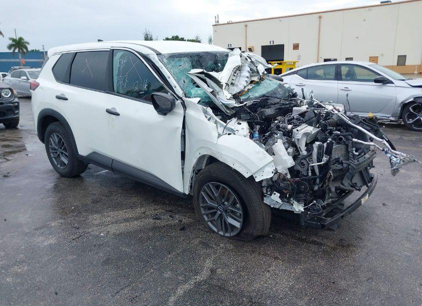 2024 Nissan Rogue S FWD (VIN 5N1BT3AA3RC677527) main photo