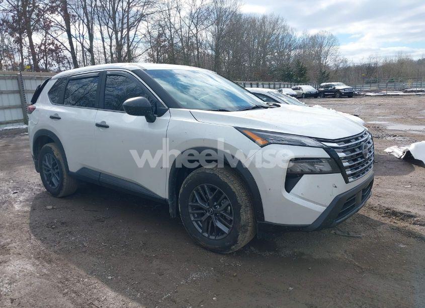 2024 Nissan Rogue S FWD (VIN 5N1BT3AA3RC759578) main photo