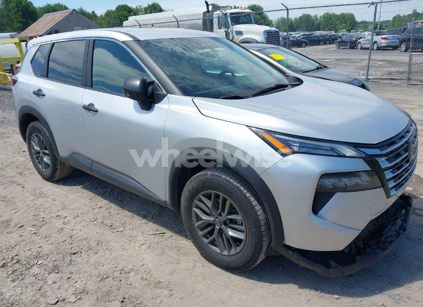 2024 Nissan Rogue S FWD (VIN 5N1BT3AA8RC711137) main photo