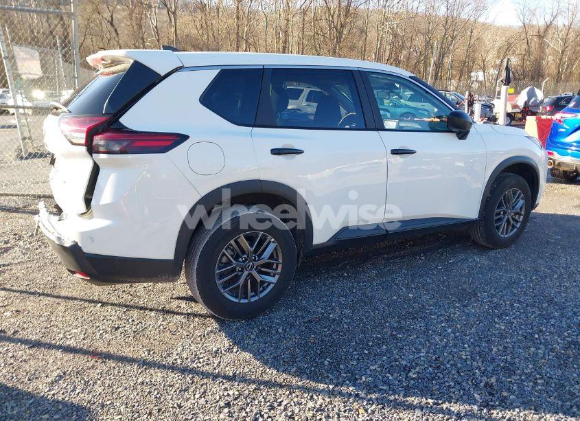 Photo 4 of 2024 Nissan Rogue S INTELLIGENT AWD (VIN 5N1BT3AB2RC698331)