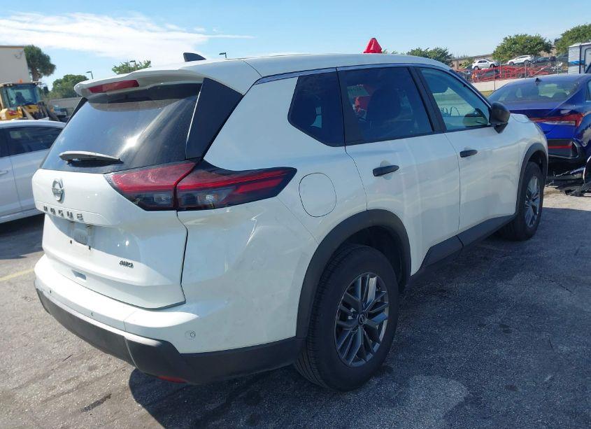 Photo 4 of 2024 Nissan Rogue S INTELLIGENT AWD (VIN 5N1BT3AB4RC672328)