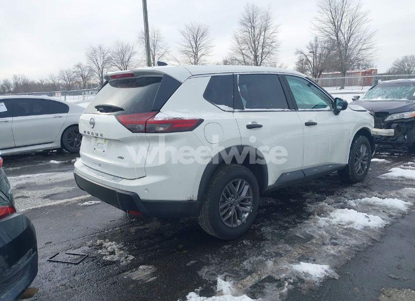 Photo 4 of 2024 Nissan Rogue S INTELLIGENT AWD (VIN 5N1BT3AB5RC701772)