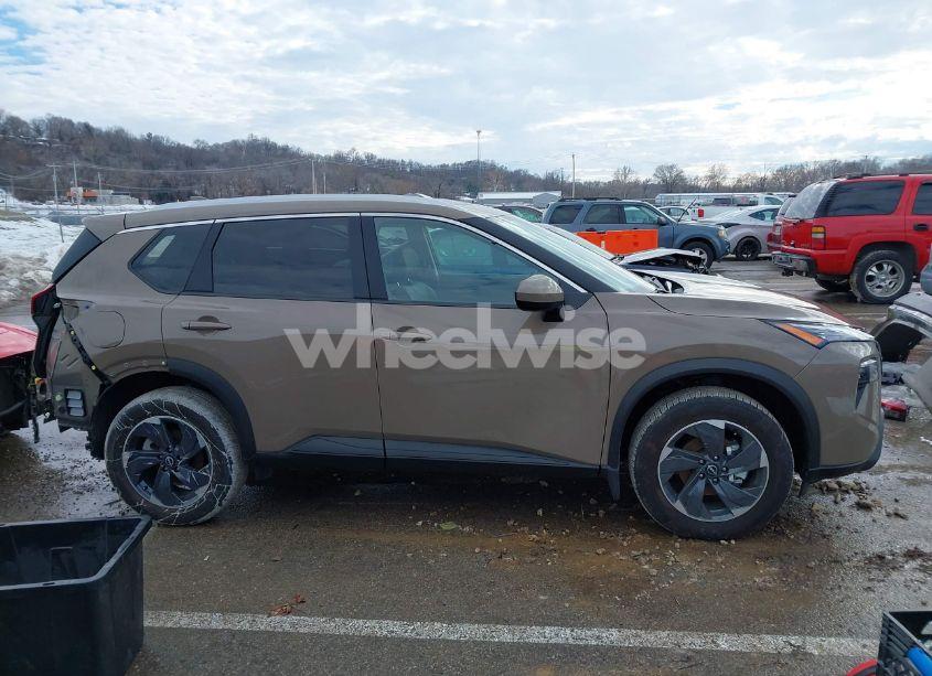 Photo 14 of 2024 Nissan Rogue SV FWD (VIN 5N1BT3BA4RC721033)