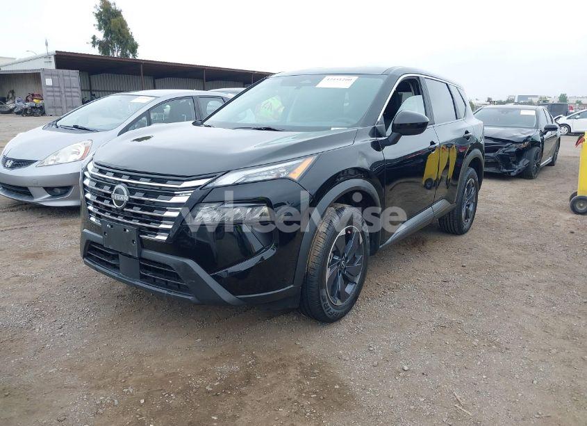 Photo 2 of 2024 Nissan Rogue SV FWD (VIN 5N1BT3BA6RC695969)