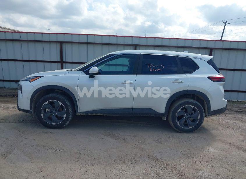Photo 14 of 2024 Nissan Rogue SV FWD (VIN 5N1BT3BA8RC677716)