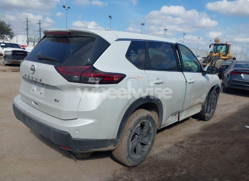 Photo 4 of 2024 Nissan Rogue SV FWD (VIN 5N1BT3BA8RC677716)