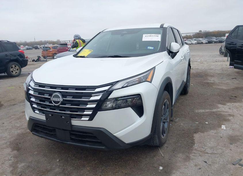 Photo 2 of 2024 Nissan Rogue SV FWD (VIN 5N1BT3BA8RC747196)