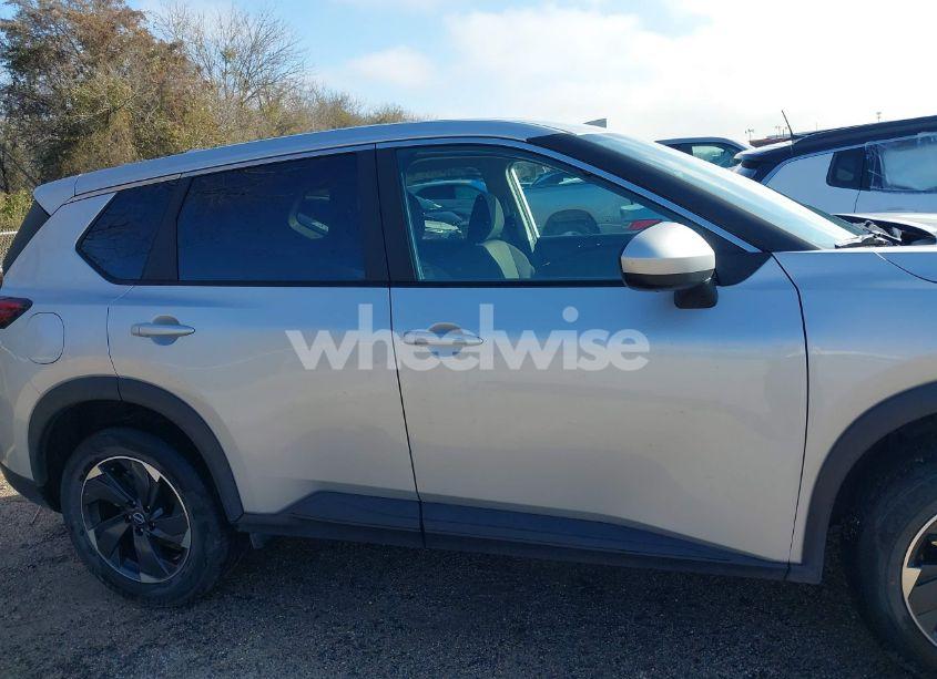 Photo 14 of 2024 Nissan Rogue SV FWD (VIN 5N1BT3BA9RC677627)