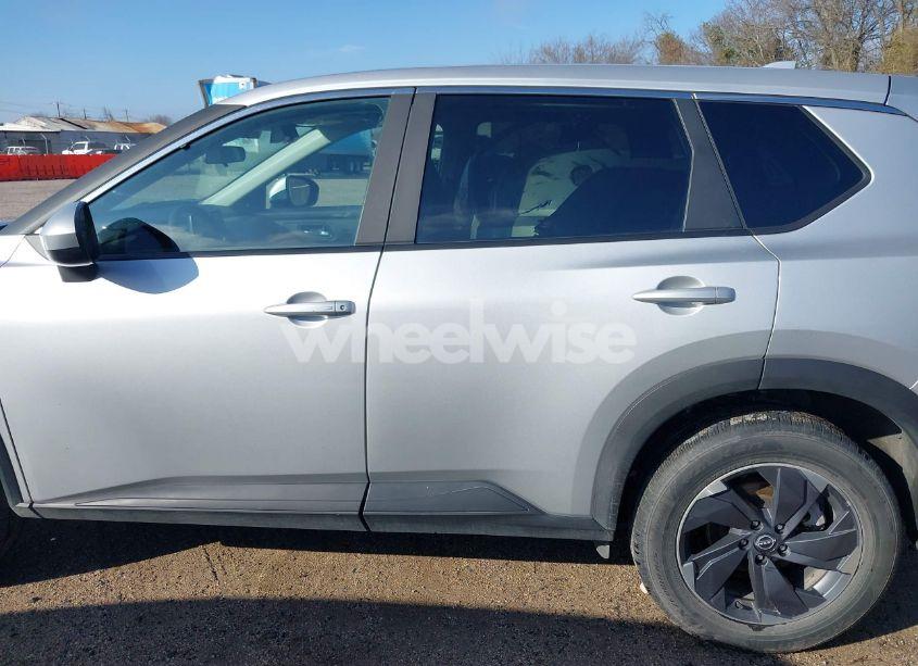 Photo 15 of 2024 Nissan Rogue SV FWD (VIN 5N1BT3BA9RC677627)