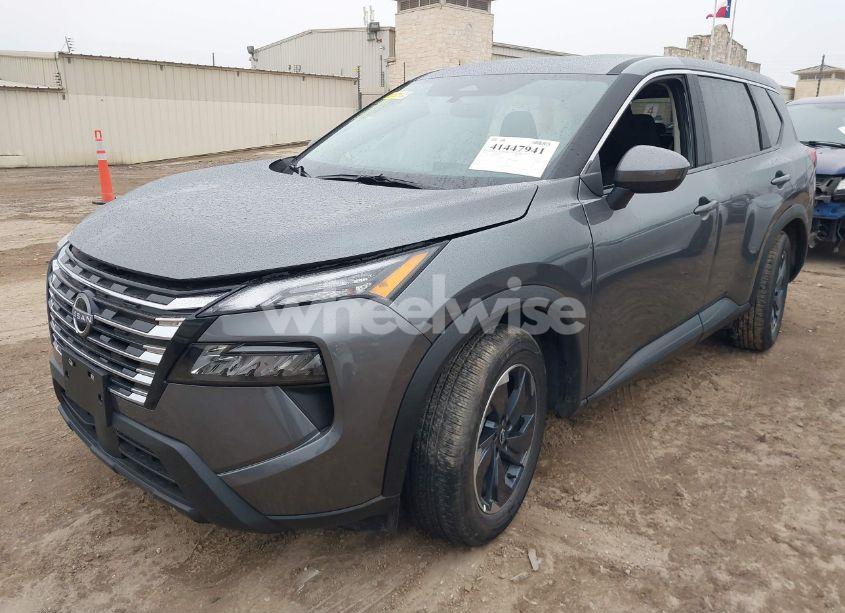 Photo 2 of 2025 Nissan Rogue SV FWD (VIN 5N1BT3BA9SC798597)