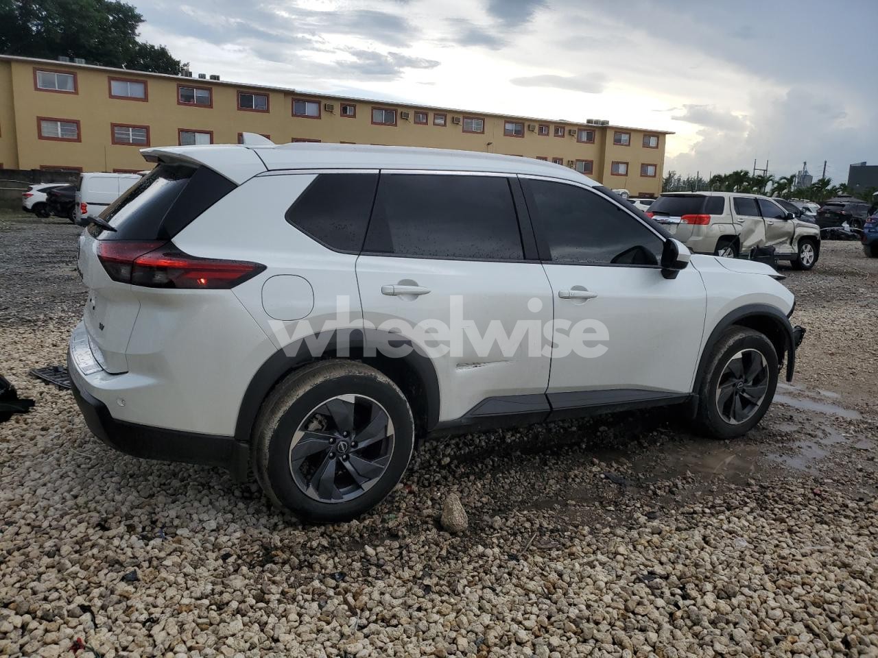 Photo 3 of 2024 NISSAN ROGUE SV (VIN 5N1BT3BAXRC722526)