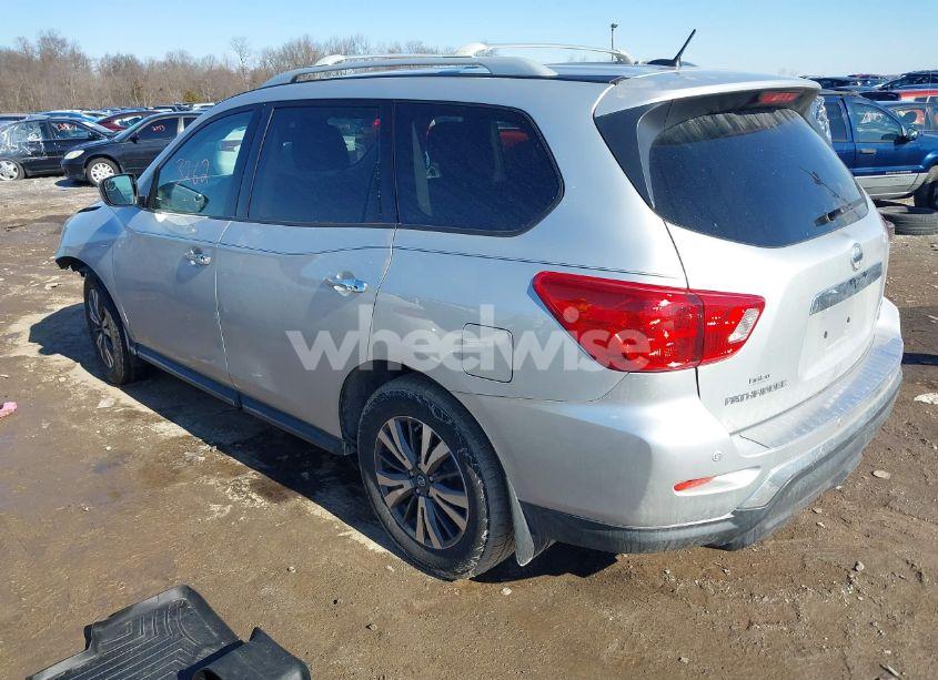 Photo 3 of 2017 Nissan Pathfinder SV (VIN 5N1DR2MM0HC913833)