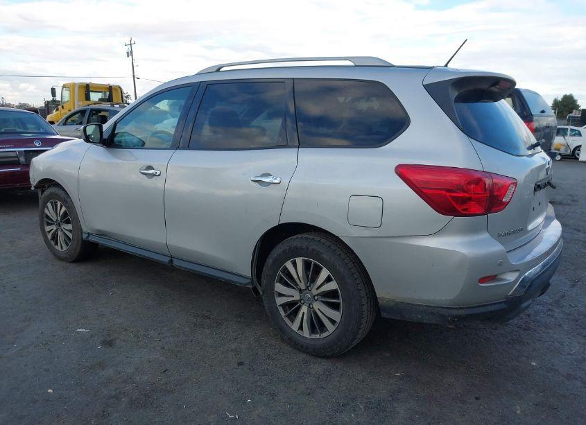 Photo 3 of 2018 Nissan Pathfinder SV (VIN 5N1DR2MM0JC641922)