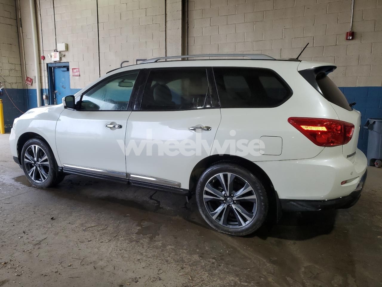 Photo 2 of 2018 NISSAN PATHFINDER S N/A (VIN 5N1DR2MM1JC632405)