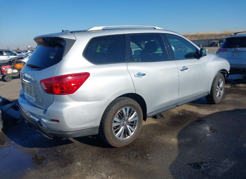 Photo 4 of 2018 Nissan Pathfinder SV (VIN 5N1DR2MM3JC642062)